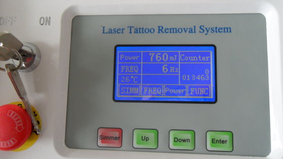 Laser Tattoo Removal Machines dispositivo con grande LCD per rimuovere Reflecks, stringere la pelle