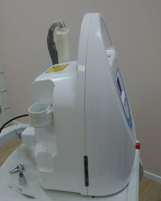 La belleza profesional del laser del Nd Yag del interruptor de Q/del laser del tatuaje y del retiro del pigmento trabaja a máquina H011