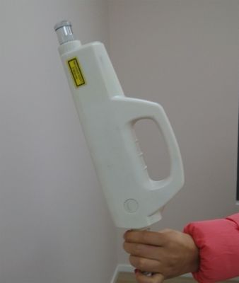 La belleza profesional del laser del Nd Yag del interruptor de Q/del laser del tatuaje y del retiro del pigmento trabaja a máquina H011