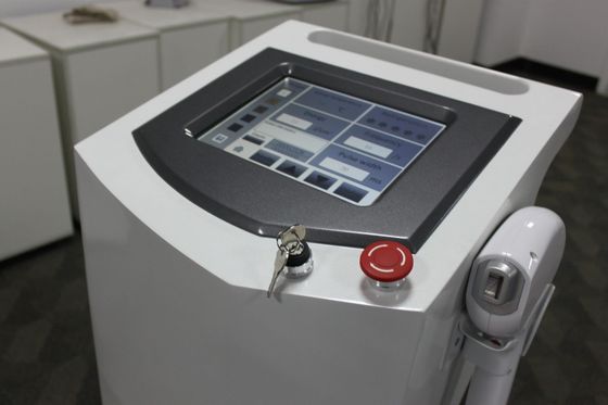 Επαγγελματίας 800nm μηχανή 1800w αφαίρεσης τρίχας λέιζερ διόδων για την ομορφιά Beautician
