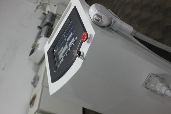 Επαγγελματίας 800nm μηχανή 1800w αφαίρεσης τρίχας λέιζερ διόδων για την ομορφιά Beautician